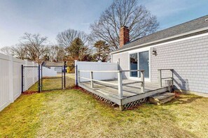 Terrace/patio - Single-story home with fenced yard, deck & great location near town/beaches (Centerville)