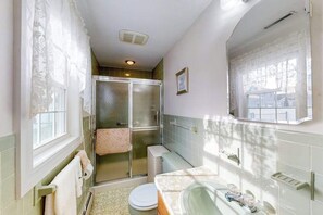 Shower, towels - Single-story home with fenced yard, deck & great location near town/beaches (Centerville)