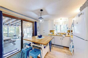Fridge, microwave, oven, stovetop - Newly remodeled bayside cottage with screened patio - short drive to the water (Eastham)