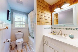 Shower, hair dryer, towels - Waterfront escape with gas grill, furnished deck, fast WiFi, beach access nearby (Dennis Port)