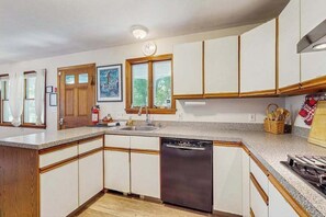 Fridge, microwave, oven, stovetop - Great Ranch Style Home In Edgartown W/ Gas Grill & Dog Friendly (Edgartown)