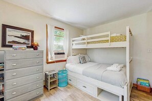 WiFi, bed sheets - Great Ranch Style Home In Edgartown W/ Gas Grill & Dog Friendly (Edgartown)