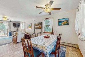 Dining - Great Ranch Style Home In Edgartown W/ Gas Grill & Dog Friendly (Edgartown)