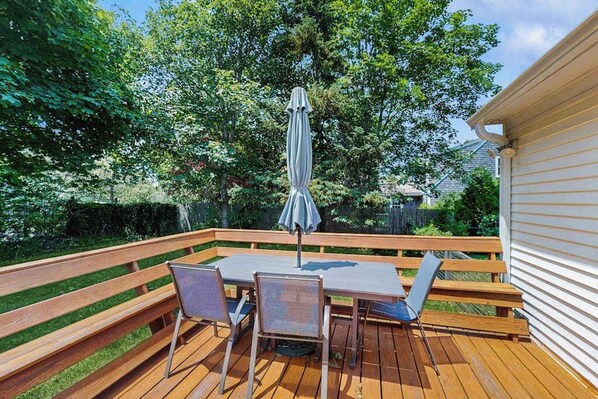 Outdoor dining - Great Ranch Style Home In Edgartown W/ Gas Grill & Dog Friendly (Edgartown)