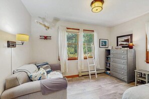 TV, offices - Great Ranch Style Home In Edgartown W/ Gas Grill & Dog Friendly (Edgartown)