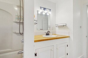 Shower, towels - Welcoming island cottage with patio & enclosed yard - close to town & beaches (Edgartown)