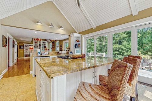 Peaceful home convenient to bike path, beaches, shopping, dining & entertainment