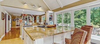 Peaceful home convenient to bike path, beaches, shopping, dining & entertainment