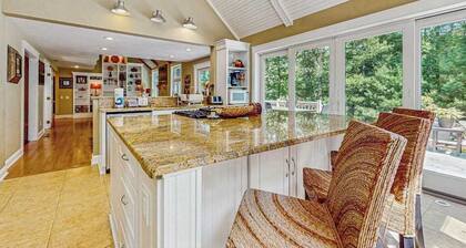 Peaceful home convenient to bike path, beaches, shopping, dining & entertainment
