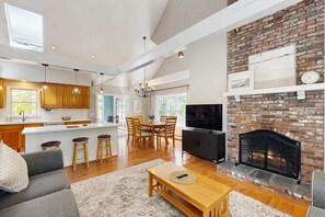 TV, offices - Pond view home w/ AC, sunroom, kayak & near town and beaches (Dennis)
