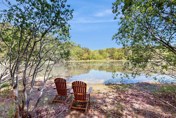 Property grounds - Pond view home w/ AC, sunroom, kayak & near town and beaches (Dennis)