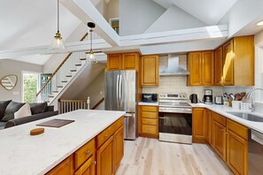 Fridge, microwave, oven, stovetop - Pond view home w/ AC, sunroom, kayak & near town and beaches (Dennis)