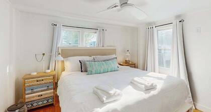 Peaceful waterview retreat with sunroom, AC, grill & amazing outdoor space