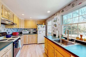 Fridge, microwave, oven, stovetop - Water-view house near golf with firepit, grill, deck, central AC & washer/dryer (Chatham)