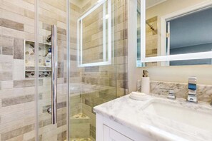 Dusche, Haartrockner, Handtücher