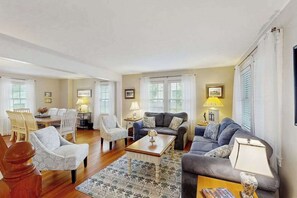 TV, DVD player, offices - Bright spacious downtown home; walk to beach & lighthouse (Edgartown)