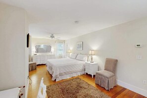 Desk, iron/ironing board, travel cot, WiFi - Bright spacious downtown home; walk to beach & lighthouse (Edgartown)