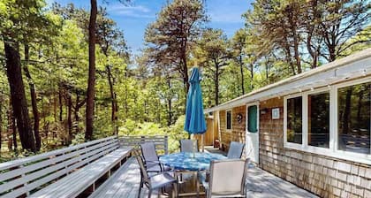 Dog-friendly forest cottage with firepit & great deck, walk to bay beaches