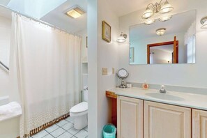 Shower, hair dryer, towels - Dog-friendly home with large yard - walk to Great Pond & Kingsbury Beach (Eastham)