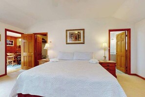 Iron/ironing board, WiFi, bed sheets - Dog-friendly home with large yard - walk to Great Pond & Kingsbury Beach (Eastham)
