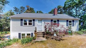 A single-story house with a front porch, a small garden, and a clear sky. - Centrally located home near Nauset Light, Coast Guard Beach & Cape Rail Trail (Eastham)