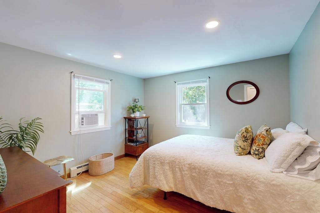 Desk, WiFi, bed sheets