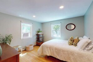 Desk, WiFi, bed sheets - Centrally located home near Nauset Light, Coast Guard Beach & Cape Rail Trail (Eastham)