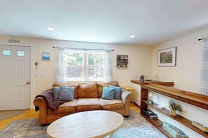 TV, offices - Centrally located home near Nauset Light, Coast Guard Beach & Cape Rail Trail (Eastham)