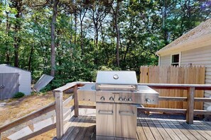 Terrace/patio - Centrally located home near Nauset Light, Coast Guard Beach & Cape Rail Trail (Eastham)