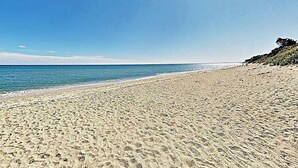 Una spiaggia con cieli sereni e acque calme.