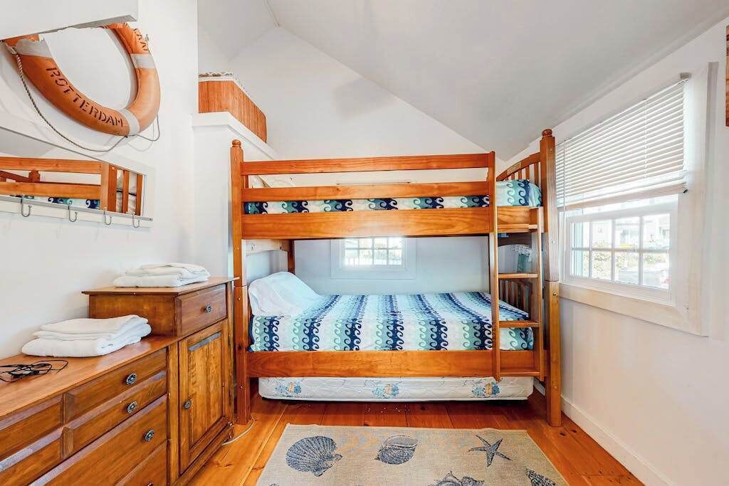 Desk, iron/ironing board, WiFi, bed sheets
