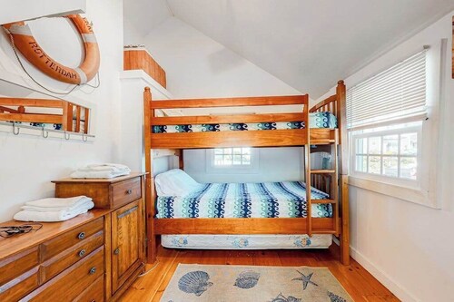 Cape Cod cottage with patio - near golf, 100 yards to private Mashpee Beach