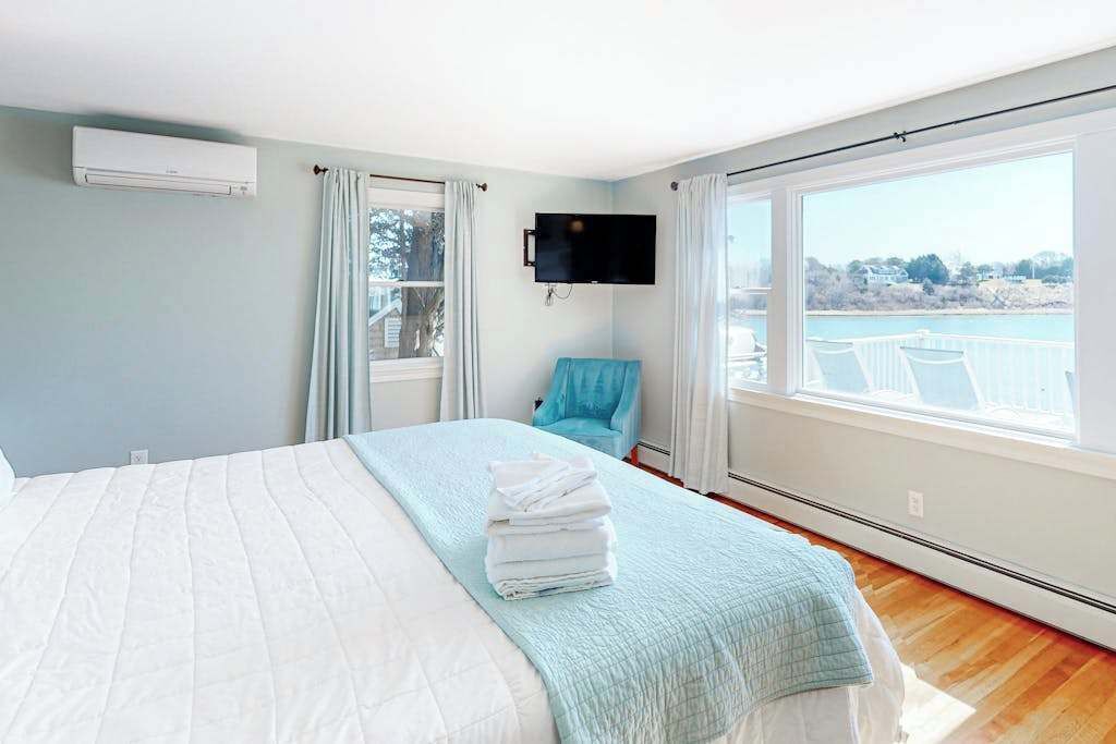 Desk, iron/ironing board, WiFi, bed sheets