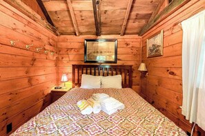 Desk, WiFi, bed sheets - Charming, Dog-Friendly Cottage w/ Free WiFi & a Kitchenette - Close to the Beach (Eastham)