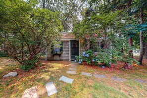 Exterior - Charming, Dog-Friendly Cottage w/ Free WiFi & a Kitchenette - Close to the Beach (Eastham)
