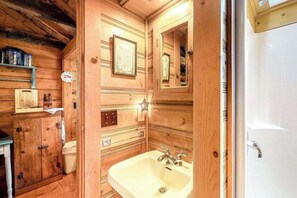Shower, towels - Charming, Dog-Friendly Cottage w/ Free WiFi & a Kitchenette - Close to the Beach (Eastham)