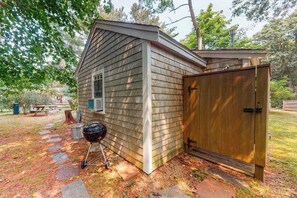 Property grounds - Charming, Dog-Friendly Cottage w/ Free WiFi & a Kitchenette - Close to the Beach (Eastham)