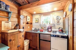 Oven, stovetop, coffee/tea maker, toaster - Charming, Dog-Friendly Cottage w/ Free WiFi & a Kitchenette - Close to the Beach (Eastham)