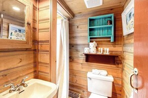 Shower, towels - Charming, Dog-Friendly Cottage w/ Free WiFi & a Kitchenette - Close to the Beach (Eastham)