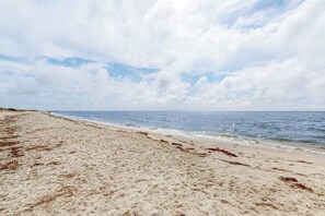 Beach nearby - Family home with association beach access and elevated deck (Harwich Port)