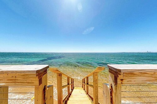 Bayfront, 2-Level Condo w/ Beach Access, 3 Decks, WiFi & Bay Views at Sunset
