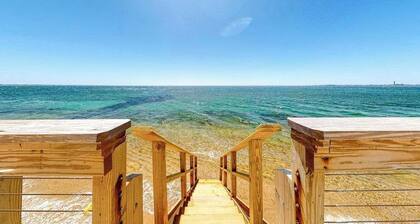 Bayfront, 2-Level Condo w/ Beach Access, 3 Decks, WiFi & Bay Views at Sunset