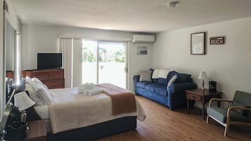 Tabla de planchar con plancha, wifi, ropa de cama