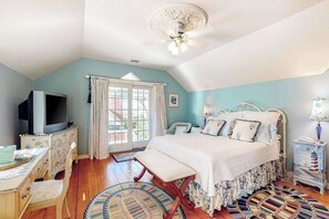 Desk, iron/ironing board, WiFi, bed sheets - Elegant Dream Home w/ Luxurious Living Spaces, Full Kitchen, & Wraparound Porch (Oak Bluffs)