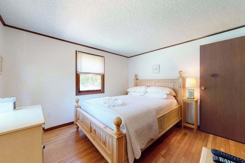 3 bedrooms, desk, iron/ironing board, Internet