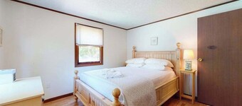 Cozy getaway in a central location w/ a full kitchen & furnished deck