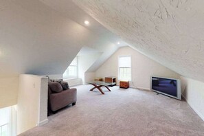 TV, offices - New Construction with Patio & Yard - Downtown & Beaches (Oak Bluffs)