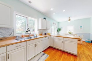 Fridge, microwave, oven, stovetop - Newly remodeled home w/ new furniture, large yard & great porches (Oak Bluffs)