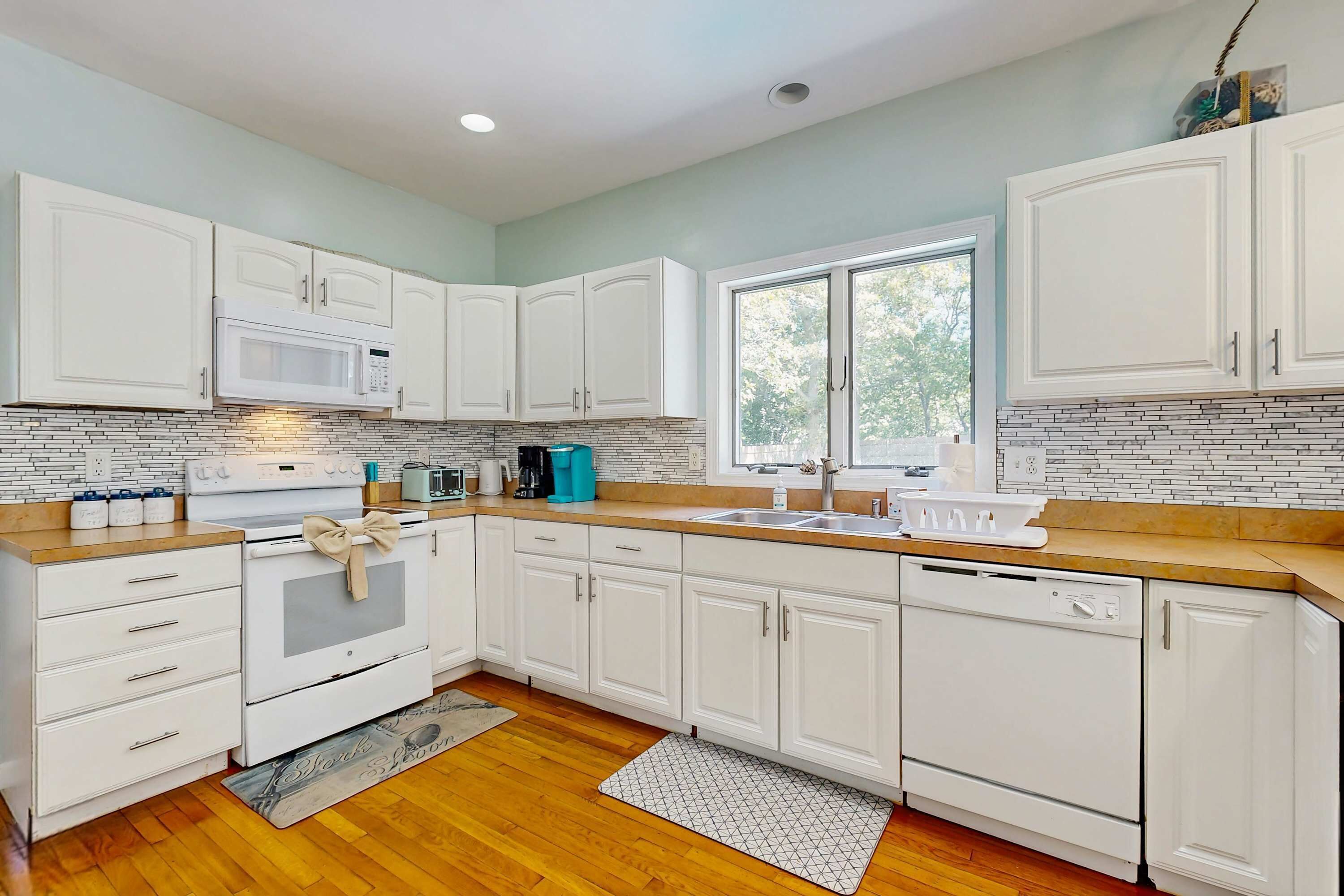Coffee/tea maker, fridge, microwave, oven
