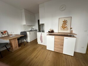 Kühlschrank, Ofen, Herdplatte, Kochgeschirr/Geschirr/Besteck